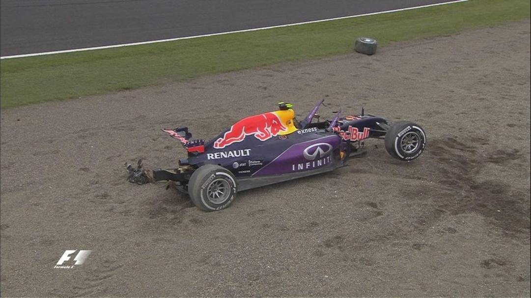 A pochi istanti dalla fine delle qualifiche del GP del Giappone Danil Kvyat ha perso il controllo della sua Red Bull in piena accelerazione ed  uscito di strada andando a sbattere contro le barriere, per fortuna con impatto laterale. Macchina distrutta ma per fortuna pilota illeso. 